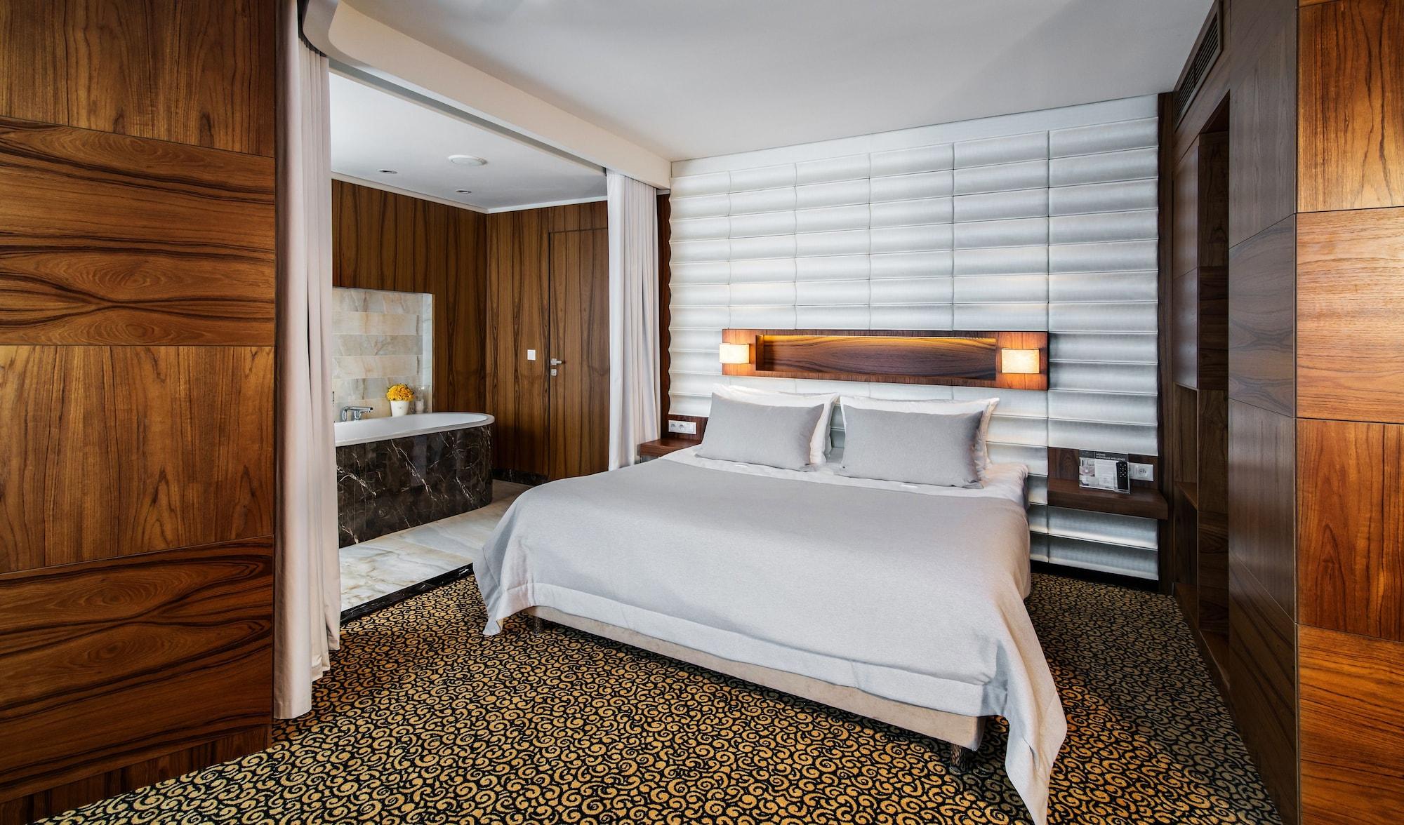 Airport Okecie Hotell