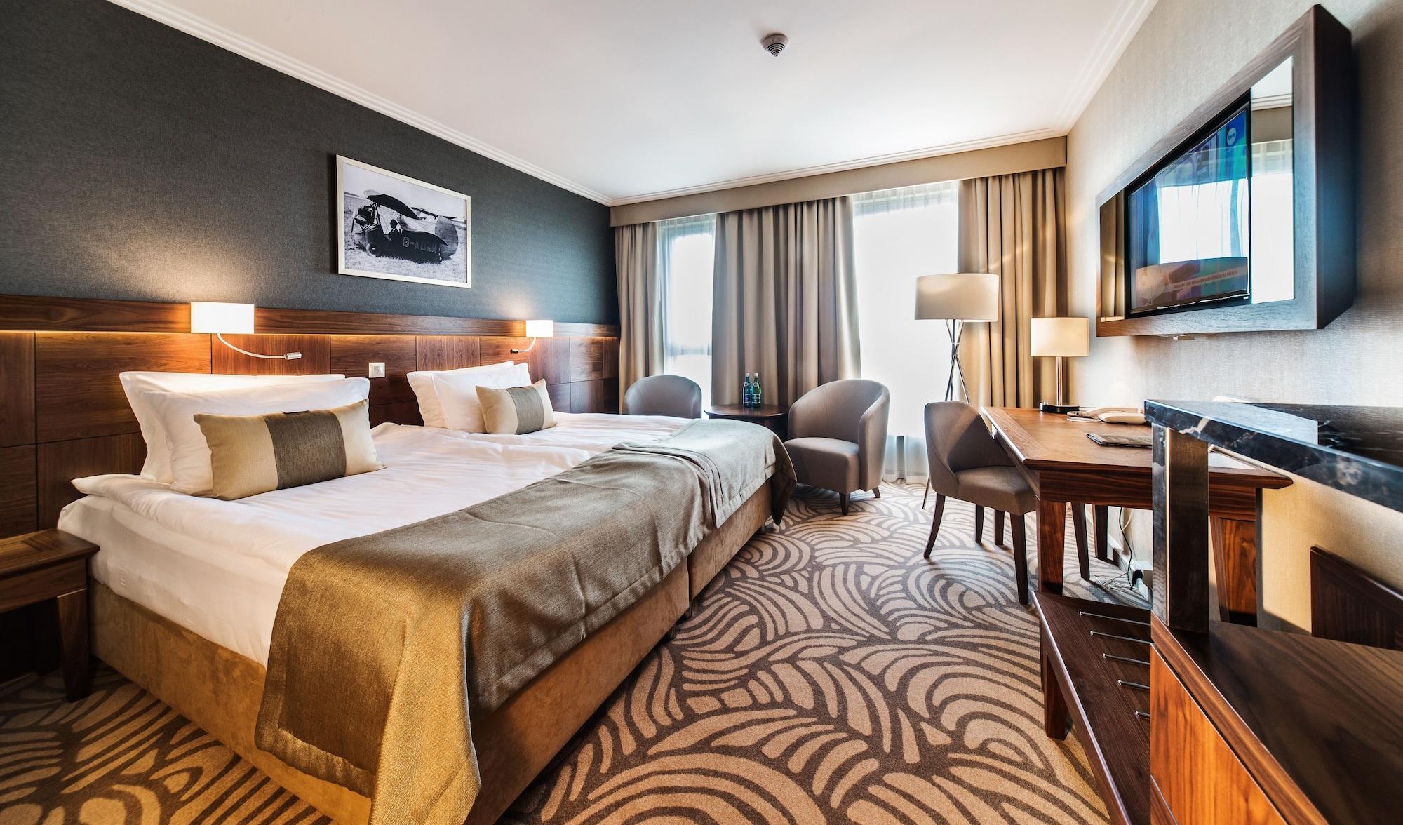 Airport Okecie Hotell