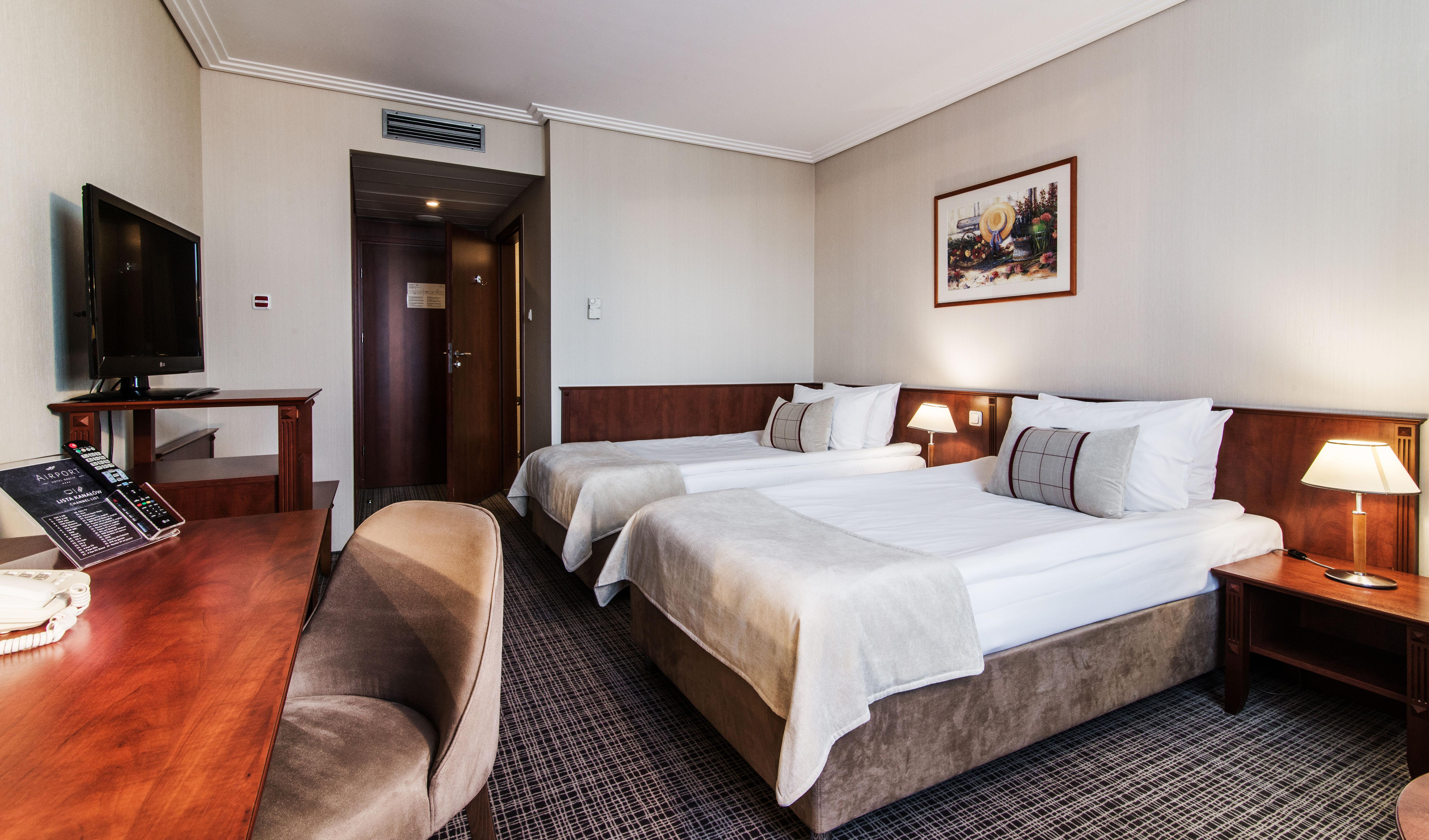 Airport Okecie Hotell 4*