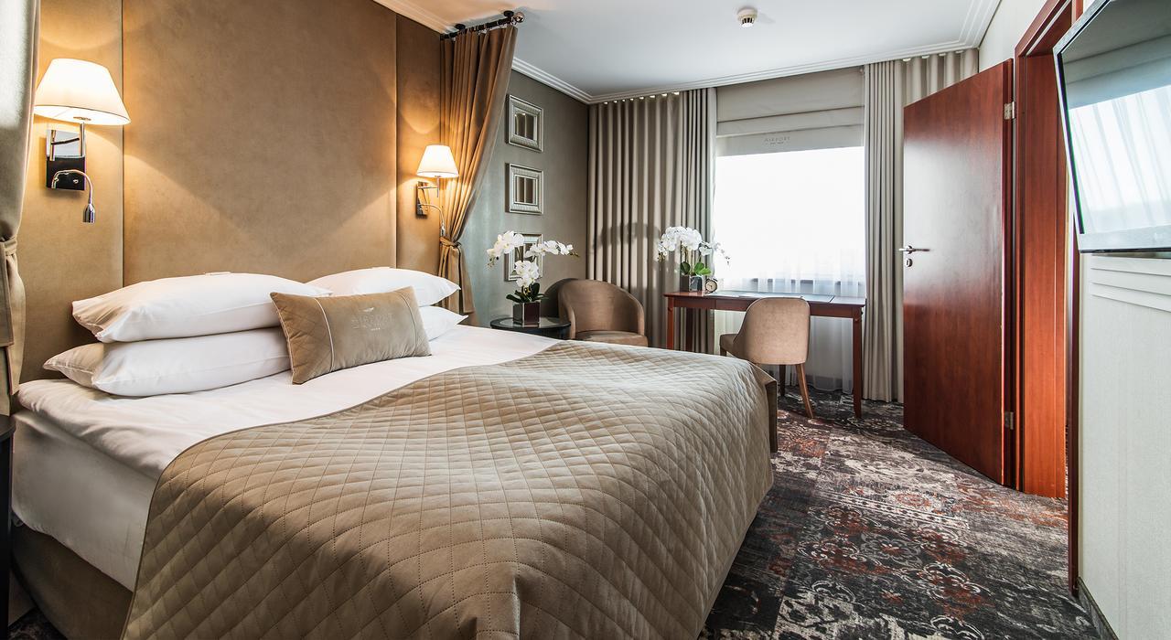 Airport Okecie Hotell 4*