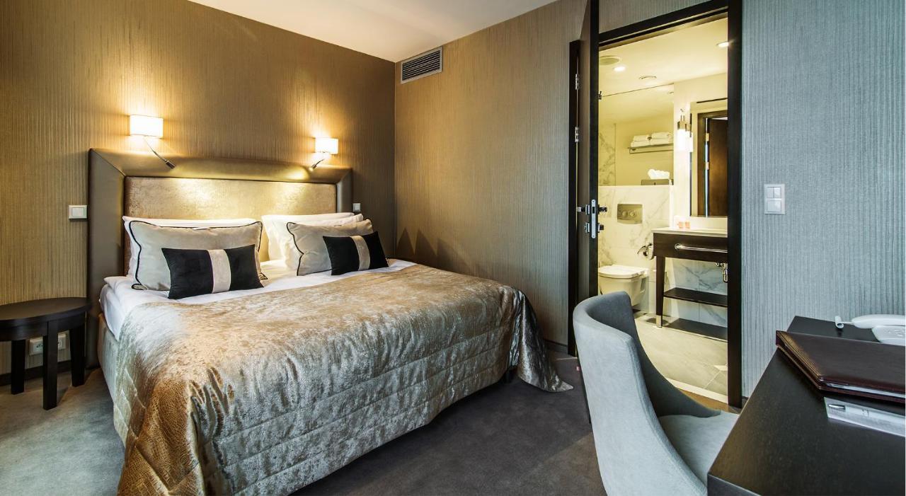 Airport Okecie Hotell 4*