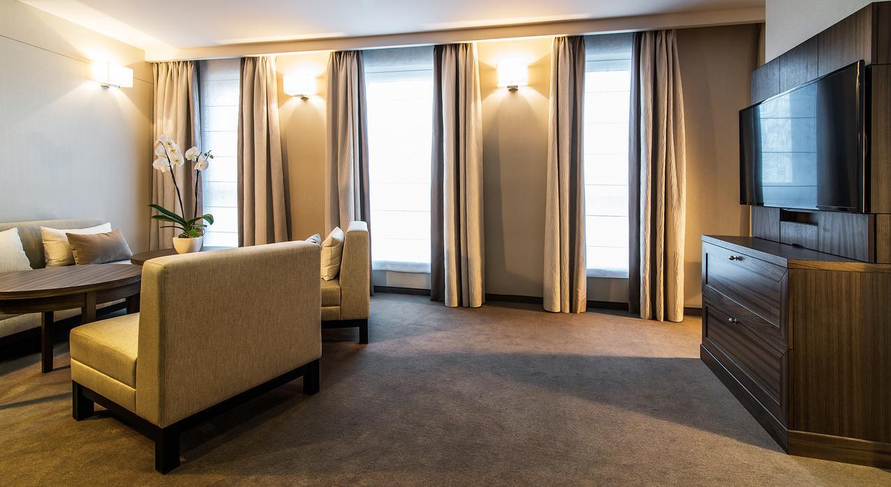 Airport Okecie Hotell